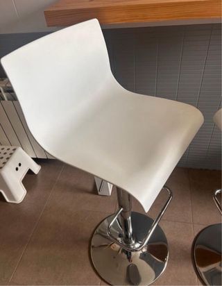 2 Taburetes Altos Cromados y Blancos
