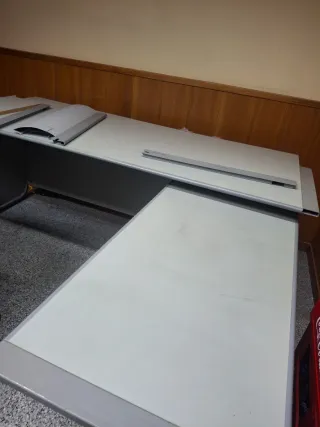 Mesa de oficina de madera en forma de L