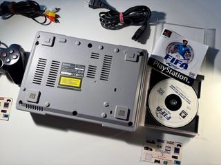 PlayStation 1 + FIFA 2001 Completa