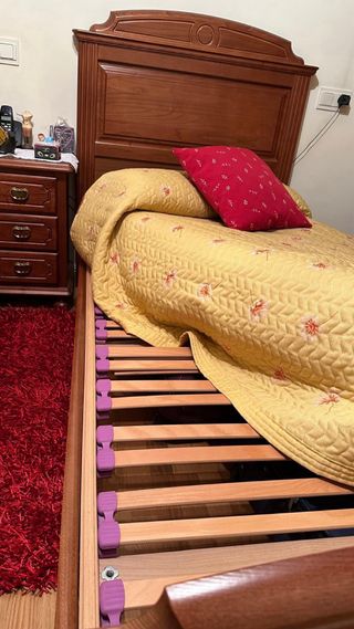 Habitación completa de dos camas de nogal.