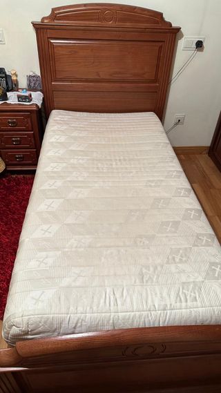 Habitación completa de dos camas de nogal.