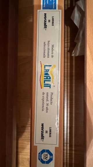 Habitación completa de dos camas de nogal.