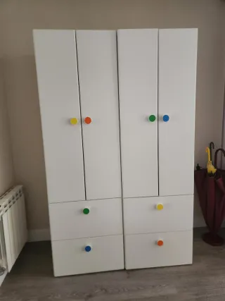 Armario de almacenaje blanco y multicolor