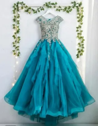 Vestido de fiesta largo con Falda a capas