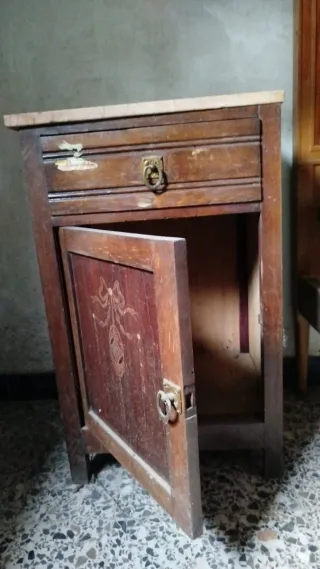 Mesita de noche de madera