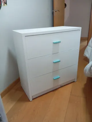 Cajonera dormitorio blanca y turquesa