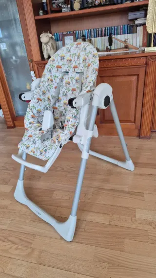 Trona bebé con funda estampada, es acolchada.