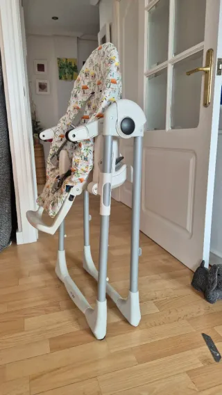 Trona bebé con funda estampada, es acolchada.