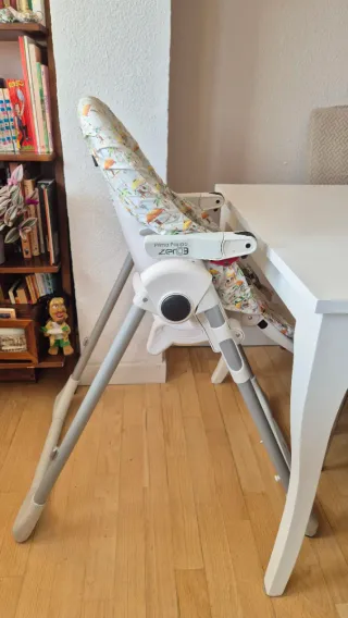 Trona bebé con funda estampada, es acolchada.