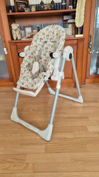 Trona bebé con funda estampada, es acolchada.