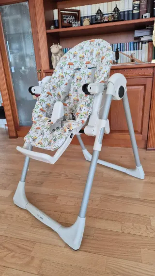 Trona bebé con funda estampada, es acolchada.