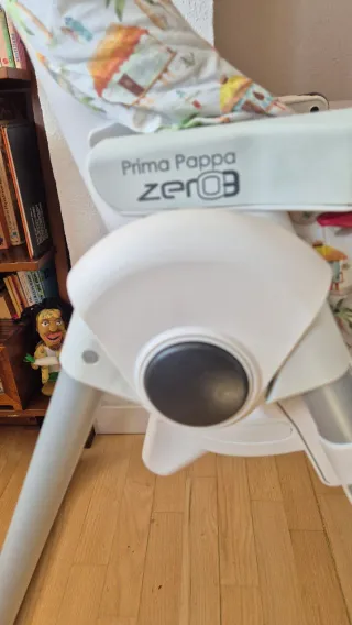 Trona bebé con funda estampada, es acolchada.