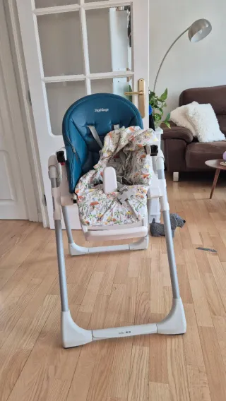 Trona bebé con funda estampada, es acolchada.