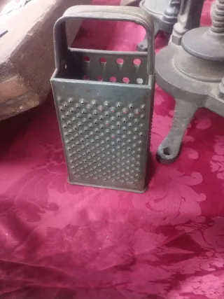 Rallador de metal antiguo