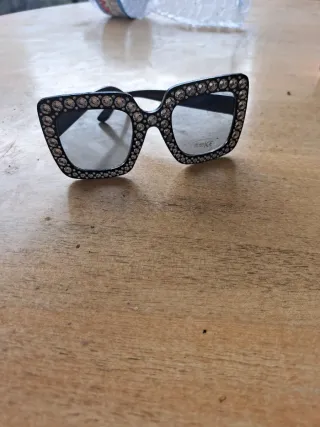 Gafas de sol cuadradas con pedrería