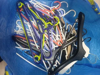 Lote 42 perchas de plástico