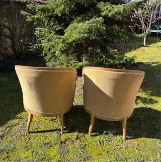 Par de butacas antiguas de terciopelo y madera