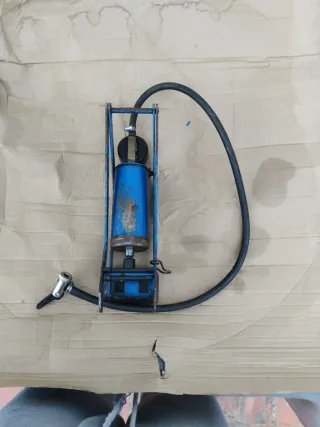 Hinchador de pie azul con manómetro