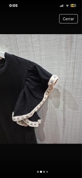 Camiseta negra volantes