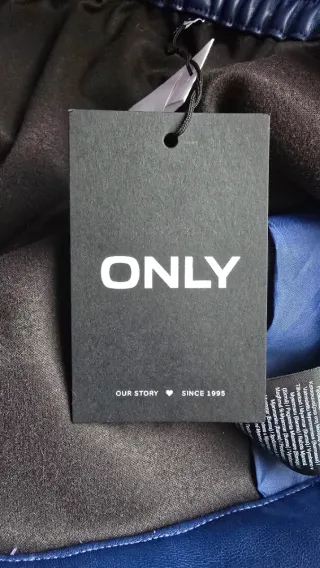 Falda azul de cuero sintético