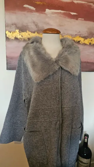 Abrigo lana gris con cuello pelo