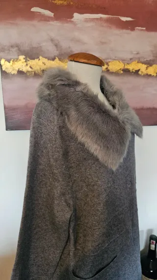 Abrigo lana gris con cuello pelo