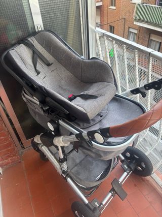 Carrito de bebé gris