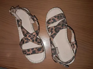 Sandalias leopardo cuña