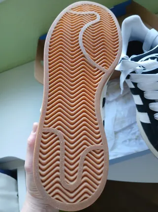 Zapatillas Adidas Negras y Blancas