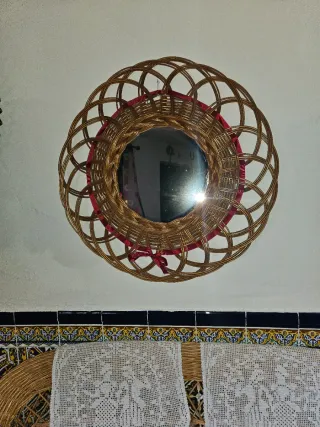 Espejo redondo de mimbre con detalle rojo