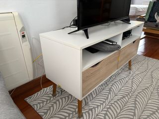 Mueble TV blanco y madera
