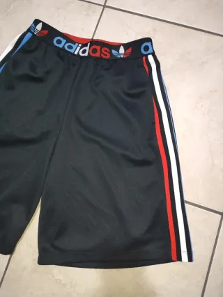 Pantaloncini Adidas neri con bande colorate
