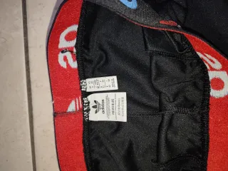 Pantaloncini Adidas neri con bande colorate