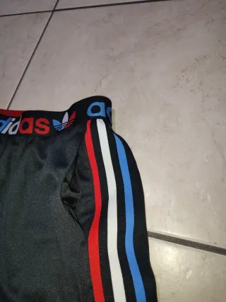 Pantaloncini Adidas neri con bande colorate
