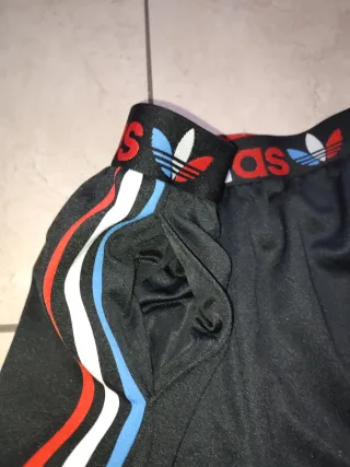 Pantaloncini Adidas neri con bande colorate