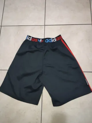 Pantaloncini Adidas neri con bande colorate