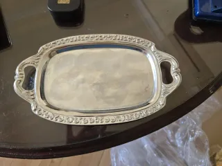 Pequeña bandeja plateada con asas. 23 cm × 14 cm