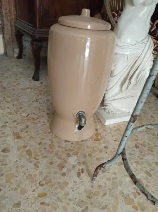 Jarra antigua de cerámica con grifo