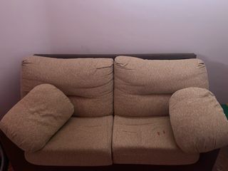 Sofá de tela beige y marrón