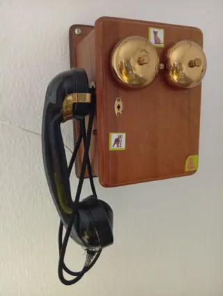Teléfono antiguo de madera con timbre
