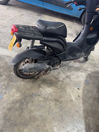 Peugeot Scooter Negra
