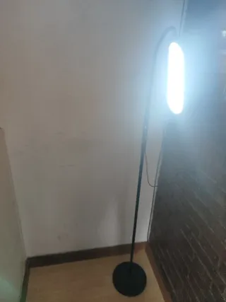 Lámpara de pie moderna negra