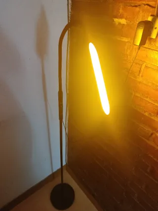 Lámpara de pie moderna negra