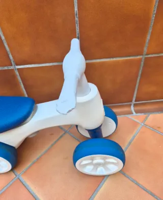 Bicicleta correpasillos infantil azul y blanca