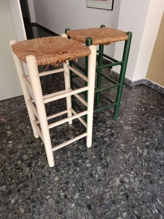 Taburetes de madera con asiento rafia