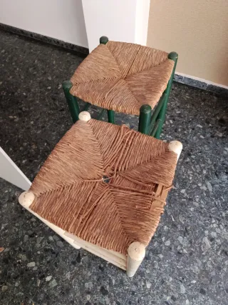 Taburetes de madera con asiento rafia
