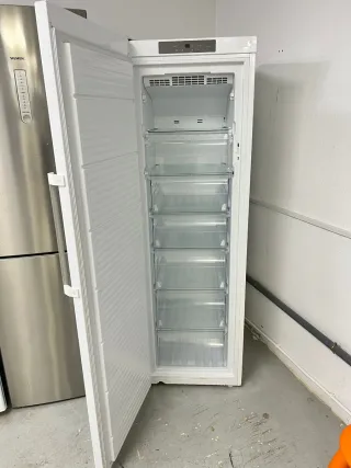 Congelador Vertical Indesit No Frost