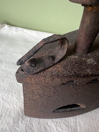 Plancha antigua de hierro P M M