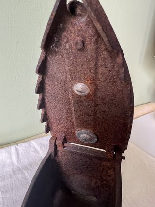 Plancha antigua de hierro P M M