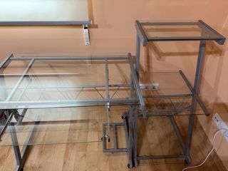 Mesa de ordenador de cristal y metal